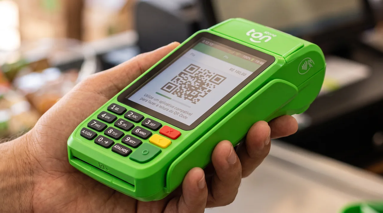 Cliente paga por aproximação na maquininha Ton depois do atendimento